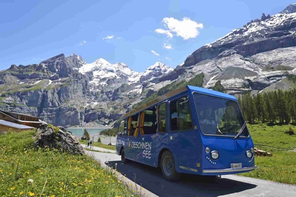 AN blue electric bus transport at Oeschinensee