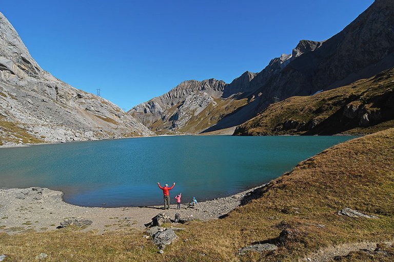easy-hike-around-lake-sanetsch-in-valais-packed-again
