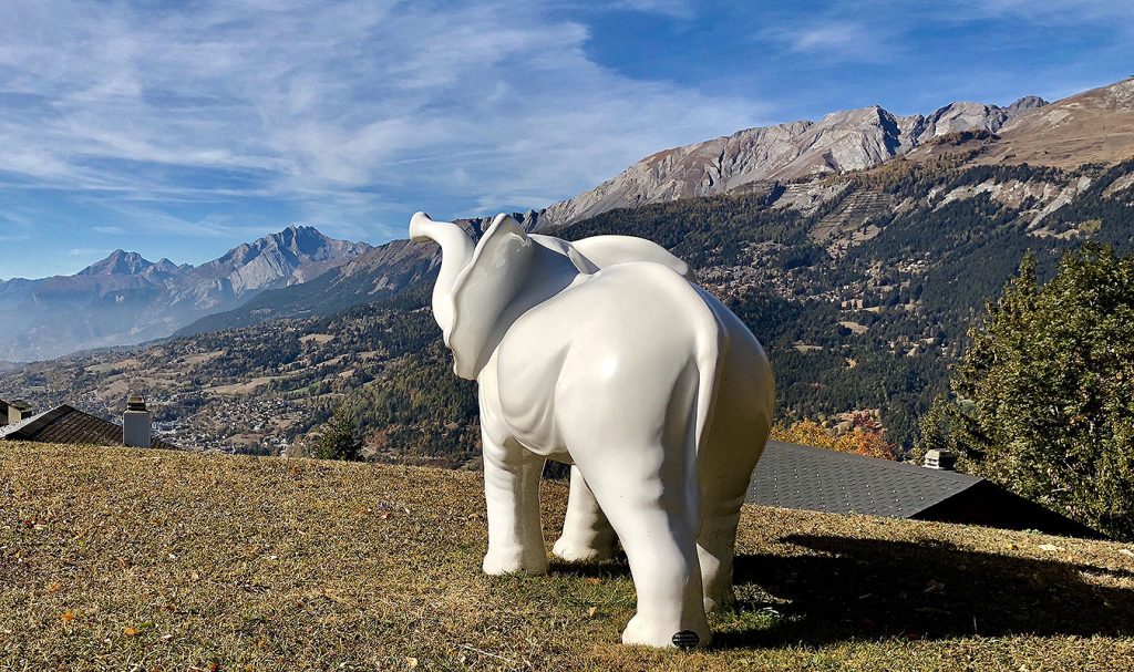 Family walk along the Bisse des Miriouges