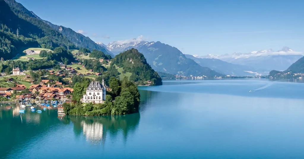 Lake Brienz in Switzerland with turquoise water and mountains – part of a Switzerland itinerary on a budget