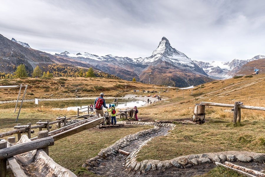 Kinder spielen auf dem Spielplatz in Zermatt