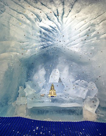 Buddhafigur im Gletscher