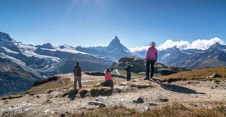Familie auf dem Riffelberg mit Blick auf das Matterhorn