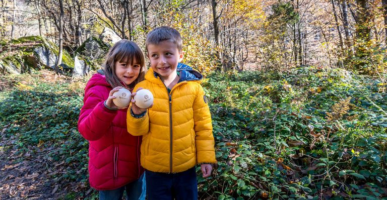 Kinder zeigen den Bobosco-Ball in Verzascatal