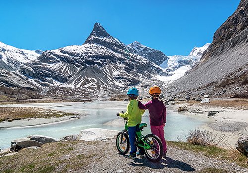 Swiss children staying at a swiss mountain lake enjoying some Activities in Switzerland