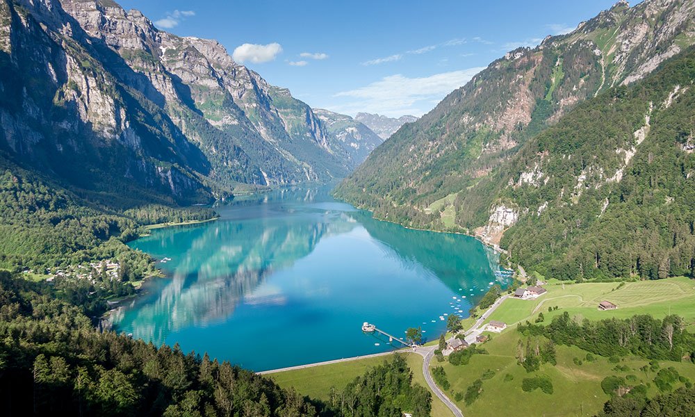 areal view over the Klöntalersee in Glarus