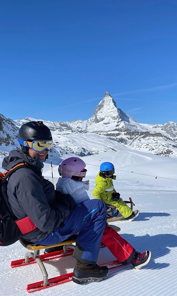 Familie auf der Schlittelbahn in Zermatt