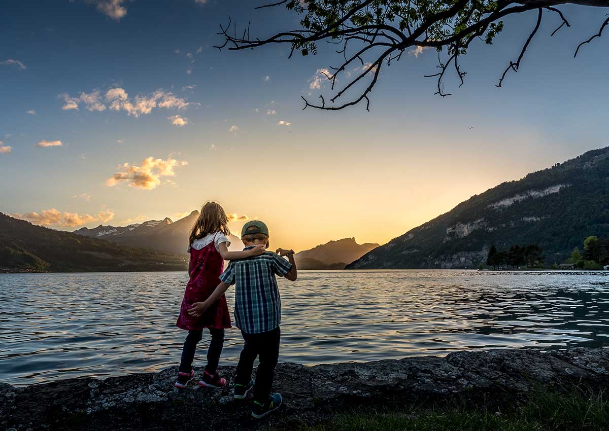 kinds watching the sunset at lake Thun in Interlaken