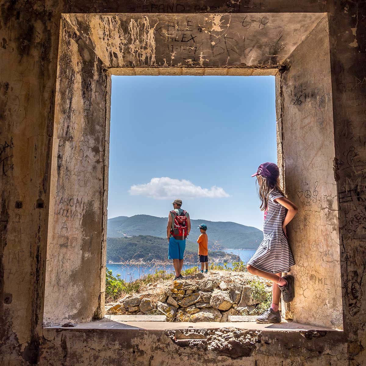 family posing for photo on enfold peninsula on Elba