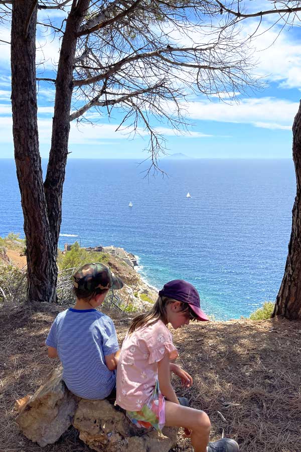 kids seeking shade whilst hiking the Calamita trail on Elba