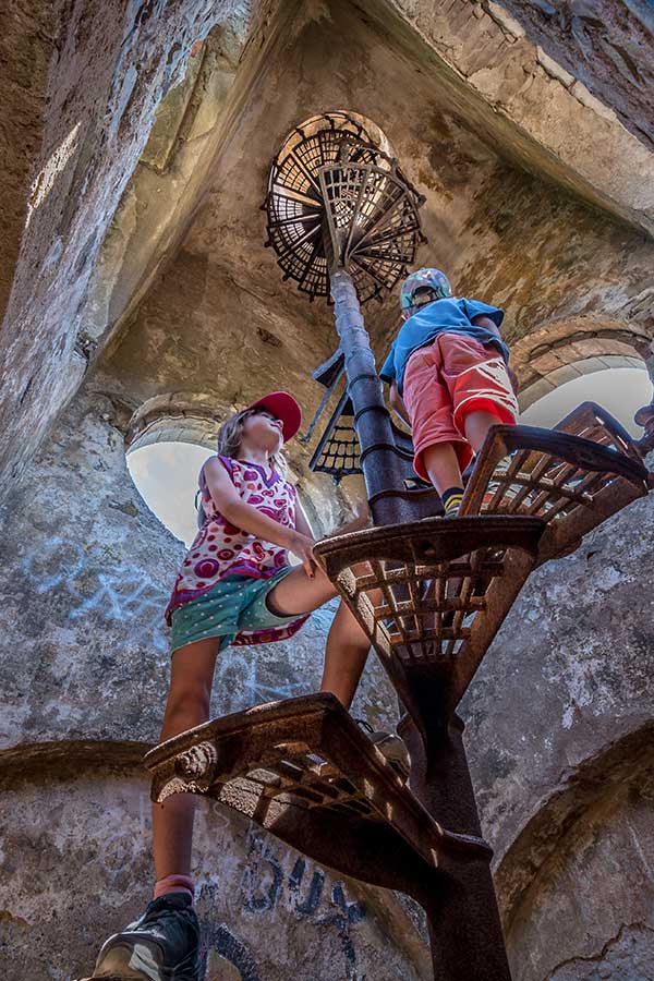 kids on a rusty stay case in elba