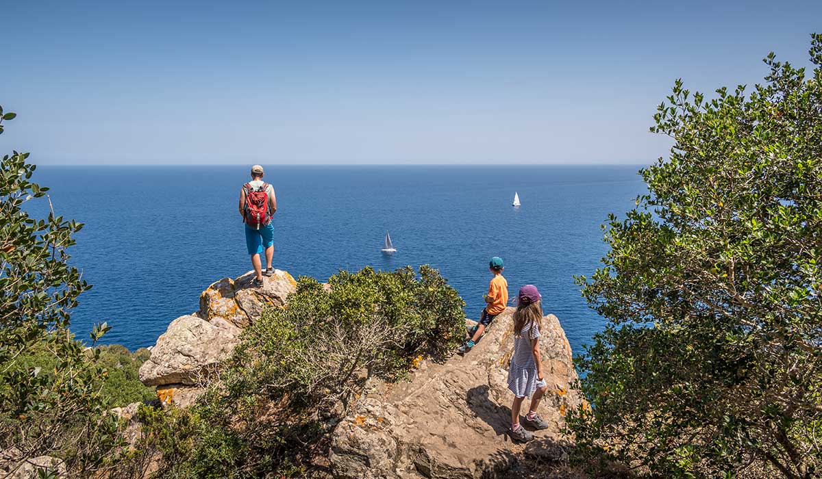 family on viewpoint on the Enfola hiking trail in Elba