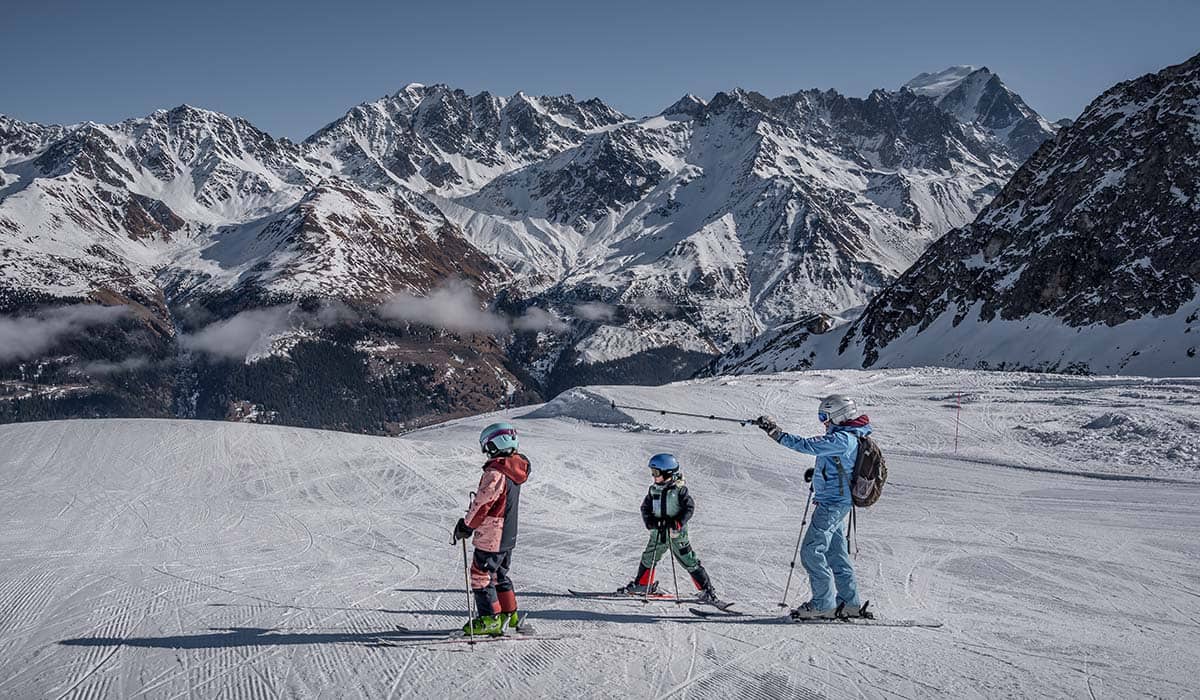 A family skiing in Vicheres