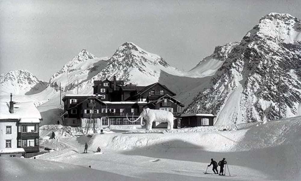 an old photo of the Arosa Kulm 