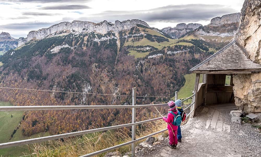 children hiking in the Alpstein
