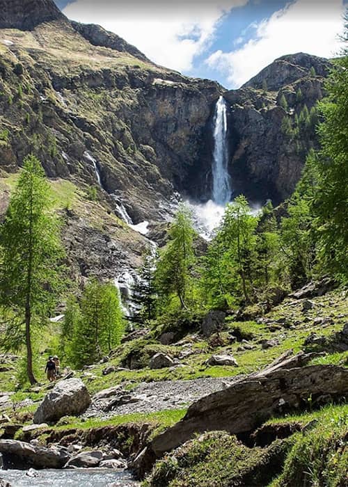 Geltenschuss waterfall in Lauenen during a summer day