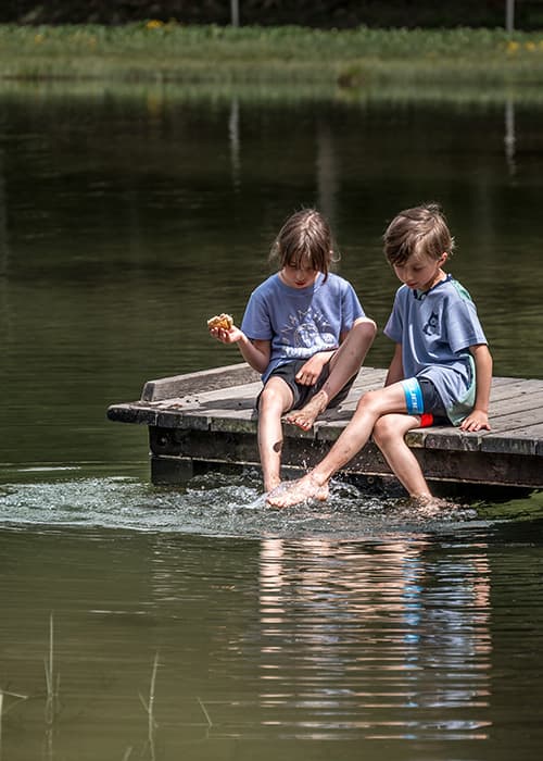 children having their feet in the Lake Lauenen