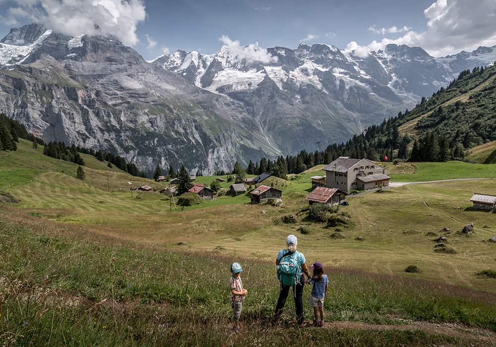 family hiking from mürren to allmendhubel