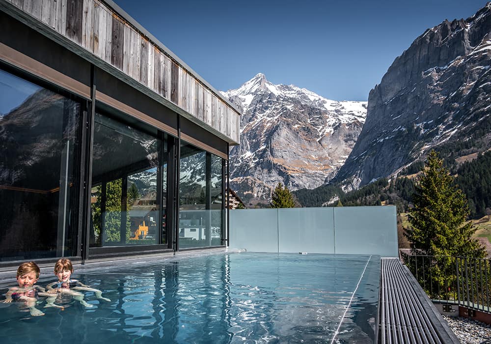 children in the Hotel SPinne Pool in Grindelwald 