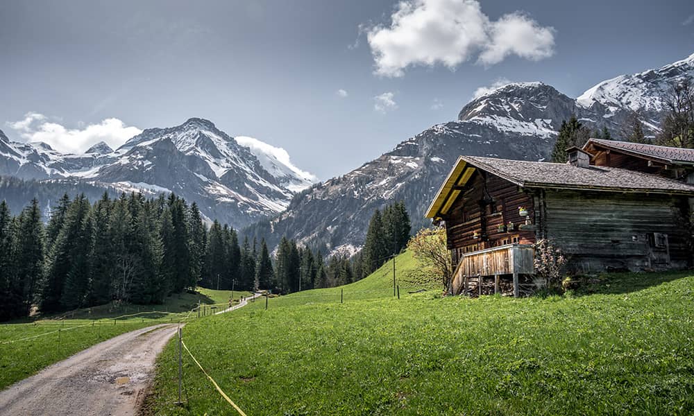 bike route to Lauenensee with a very old chalet