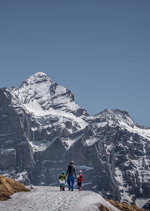 family hiking to bachalpsee in winter