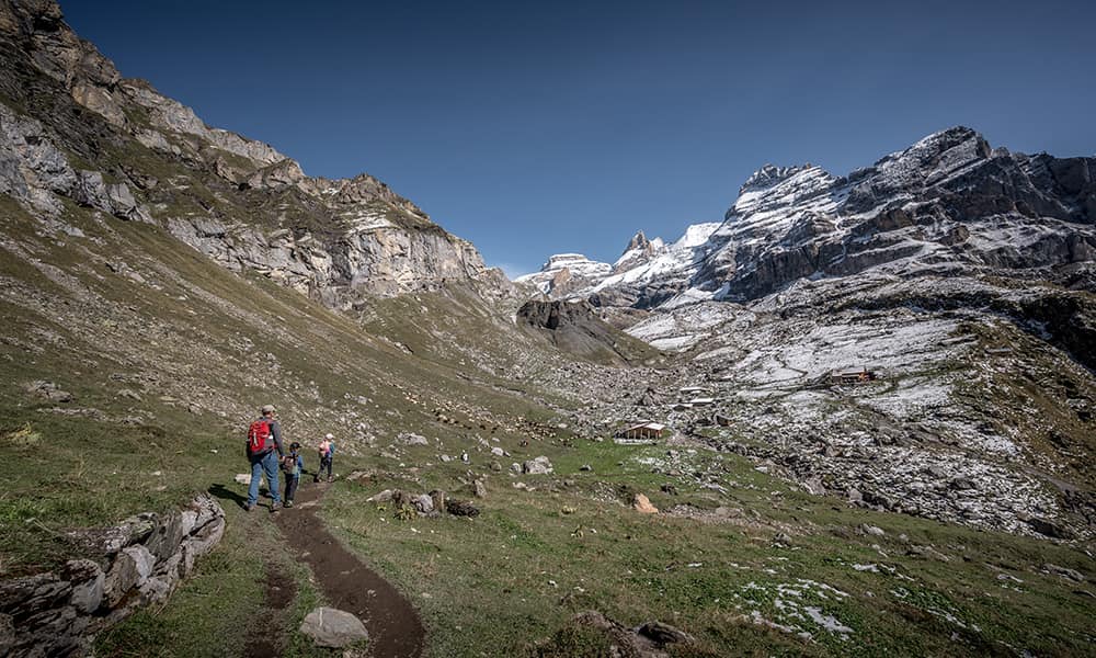 family reaching a snowy meadow around the oeschinensee