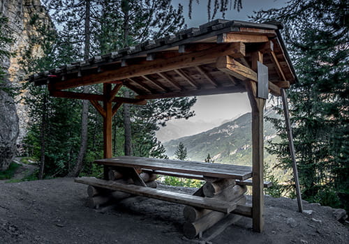 Picnic tabel along the bisse du Ro hike with views over Valais