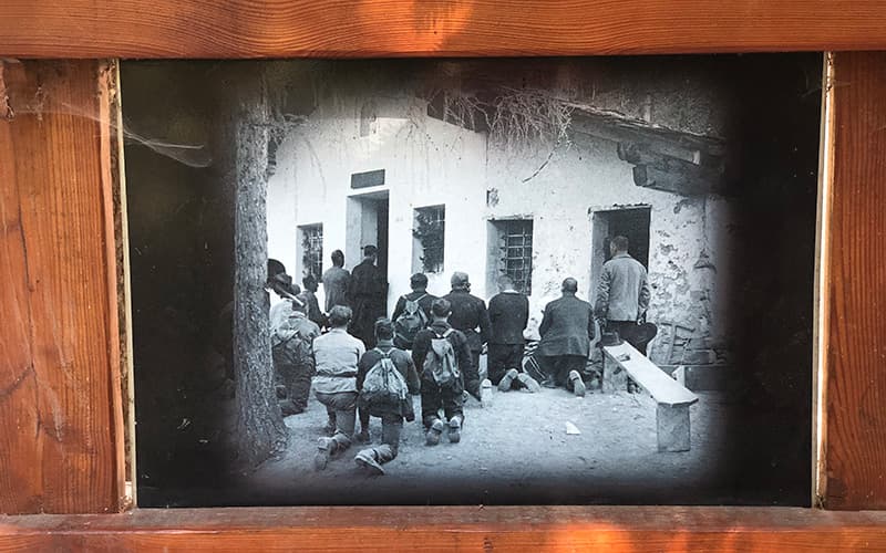 old image of builders praying at the chapel in Valais