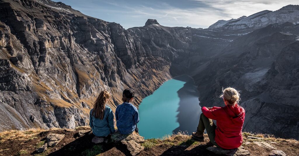 family sitting at the viewpoint Muttenchopf looking down at Limmernsee