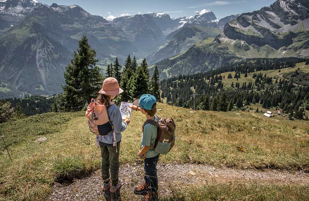 children looking at a hiking map for the Zwerg Bartli hiking map.
