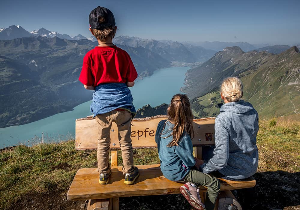 mother and 2 children sitting on a bench at the Brienzer Rothorn