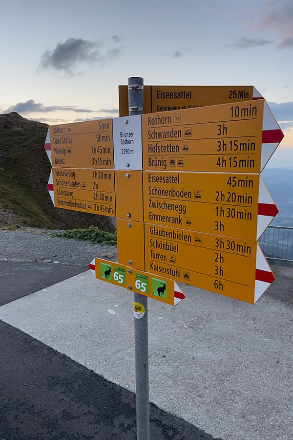 hiking signs at Brienzer Rothorn