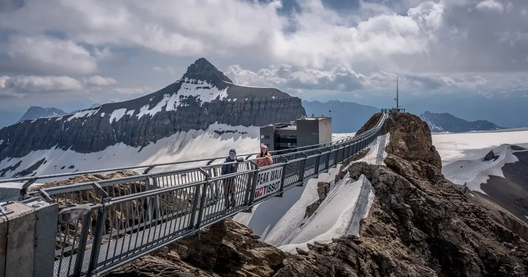 two children standing on the Tissot Peak to Peak bridge at Glacier 3000